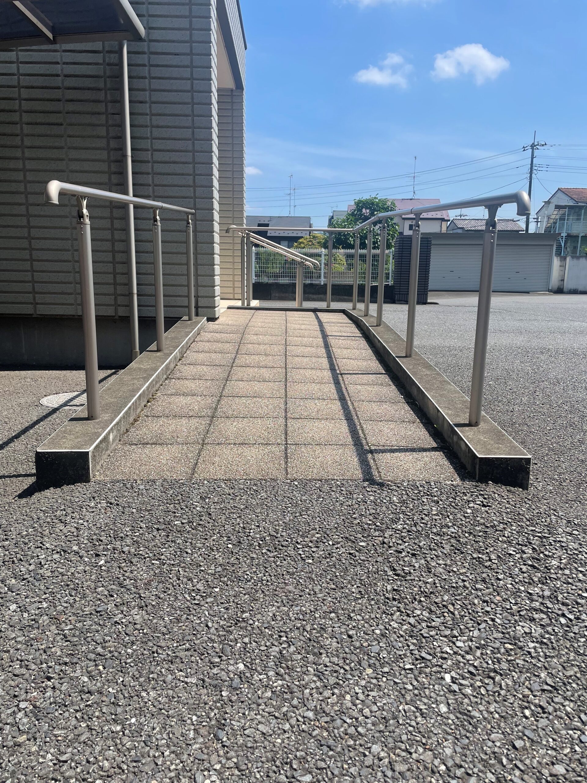 医院玄関のスロープ