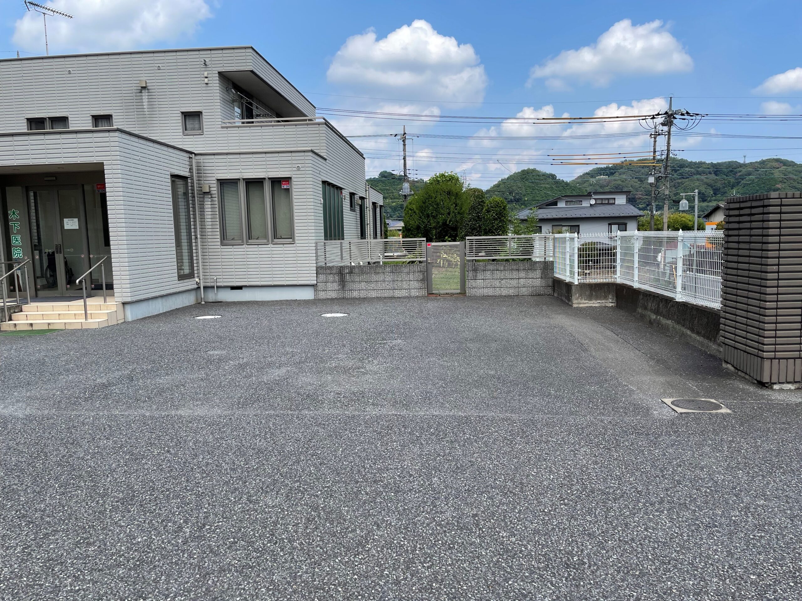 医院右の駐車場